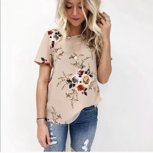 Tops - NWOT FLORAL TOP